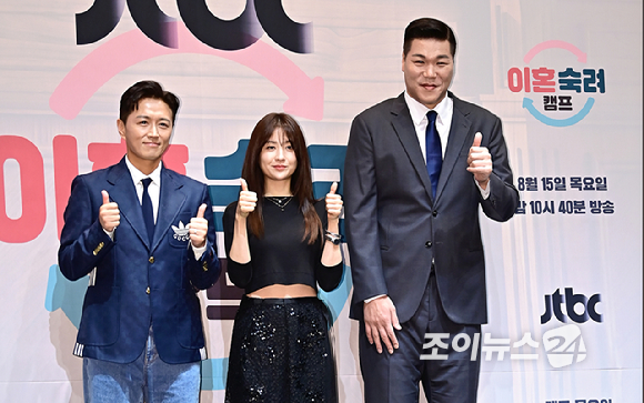 배우 진태현, 박하선, 방송인 서장훈이 13일 오전 서울 신도림 라마다호텔에서 열린 JTBC 새 예능 '이혼숙려캠프' 제작발표회에서 포토타임을 갖고 있다. [사진=곽영래 기자]