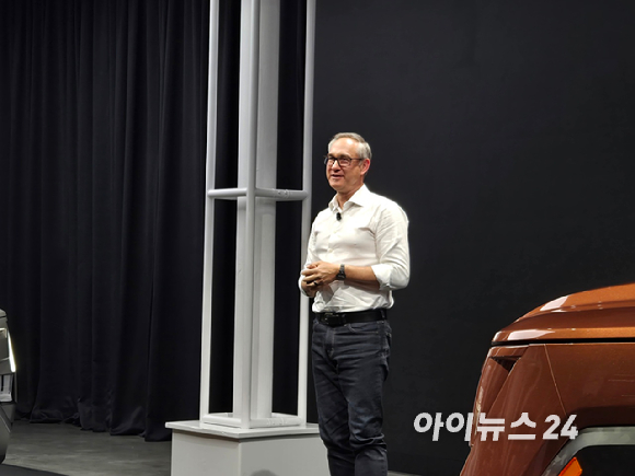 현대차그룹 소프트웨어 자회사 포티투닷(42dot)의 에릭 우드(Eric Wood) 제품경험 총괄 전무가 1일(현지시간) 미국 뉴욕에서 열린 '디 올 뉴 투싼 월드 프리미어' 행사에서 발언하고 있다. [사진=최란 기자]