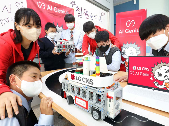 강원도 철원중학교 학생들이 AI지니어스 수업에서 자율주행차 만들기 체험을 하고 있다. [사진=LG CNS]