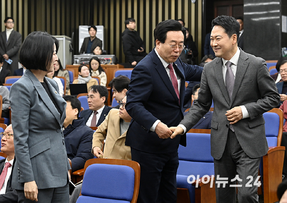 국민의힘 장동혁 대표와 배현진 의원이 23일 서울 여의도 국회에서 열린 의원총회에서 악수를 하고 있다. [사진=곽영래 기자]