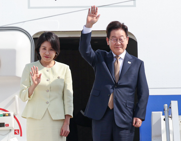 아세안 정상회의 일정을 마치고 귀국하는 이재명 대통령과 김혜경 여사가 27일 말레이시아 쿠알라룸푸르 국제공항에서 공군 1호기에 올라 환송객들에게 인사하고 있다. 2025.10.27 [사진=연합뉴스]