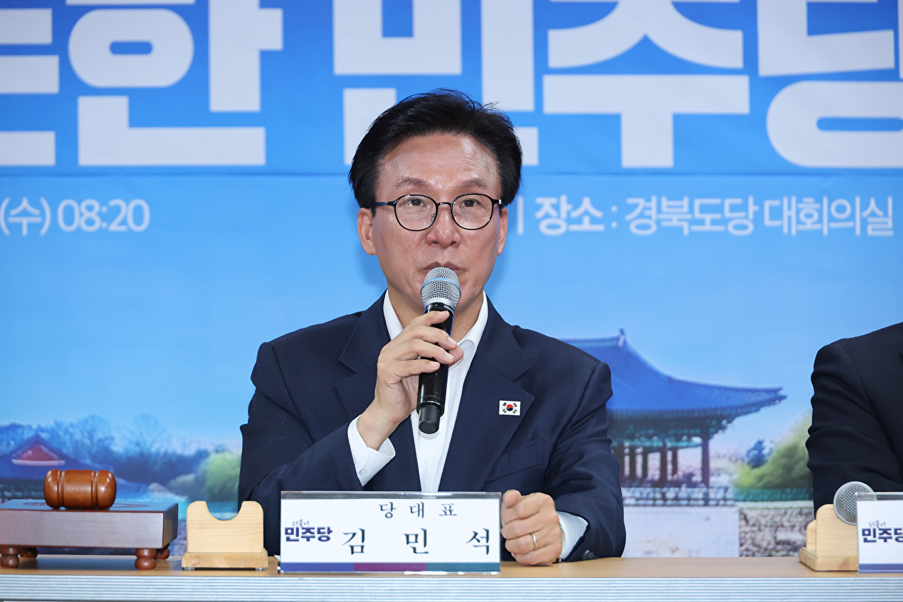 더불어민주당 김민석 대표가 26일 경북 안동시 민주당 경북도당 사무실에서 열린 최고위원회의에서 발언하고 있다. 2026.8.26 [사진=연합뉴스]