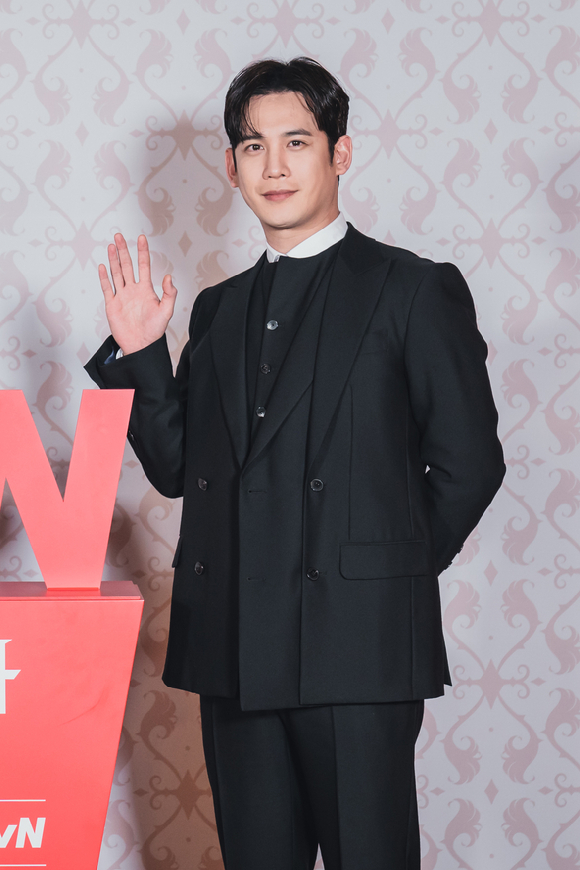 코미디언 이경규가 25일 온라인으로 진행된 KBS 2TV 새 예능 '요즘것들이 수상해' 제작발표회에 참석해 포즈를 취하고 있다. [사진=KBS]