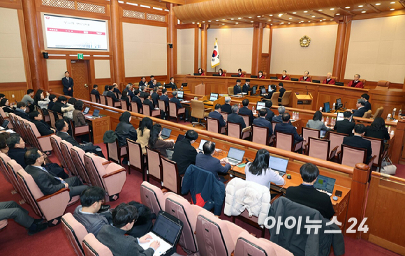 문형배 헌법재판소장 권한대행을 비롯한 재판관들이 18일 서울 종로구 헌법재판소에서 열린 윤석열 대통령 탄핵심판 9차 변론기일에 참석하고 있다. [사진=사진공동취재단]