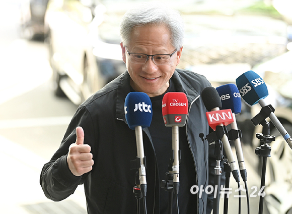 젠슨 황 엔비디아 최고경영자(CEO)가 방한 일정을 마치고 9일 서울김포비즈니스항공센터를 통해 출국에 앞서 취재진의 질문에 답변하고 있다. [사진=곽영래 기자]