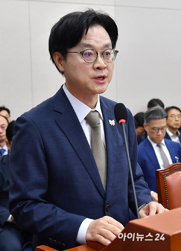 김정관 산업통상부 장관이 13일 서울 국회에서 열린 산업통상자원중소벤처기업위원회 국정감사에서 업무보고를 하고 있다. [사진=곽영래]