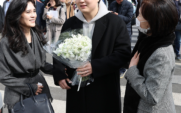 이부진 호텔신라 사장(왼쪽)이 26일 서울 관악구 서울대학교에서 열린 입학식이 끝난 뒤 홍라희 리움미술관 명예관장(오른쪽)이 이 사장의 아들 임모 군을 안아주는 모습을 바라보고 있다. 2026.2.26 [사진=연합뉴스]