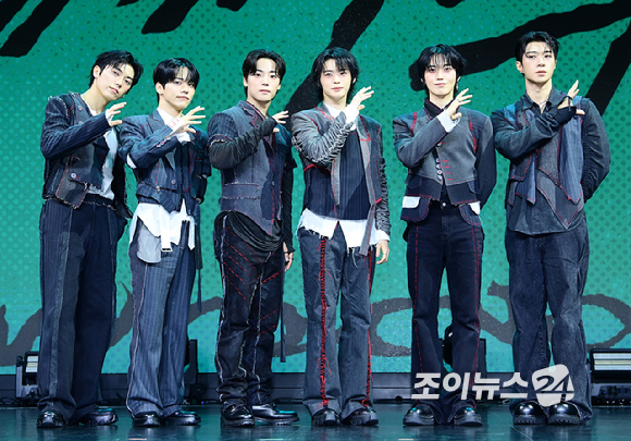 그룹 온앤오프가 17일 서울 마포구 상암동 큐브컨벤션에서 진행된 ONF(온앤오프) 정규 2집 Part.2 'ONF:MY SELF' 쇼케이스에 참석하고 있다. [사진=정소희 기자]