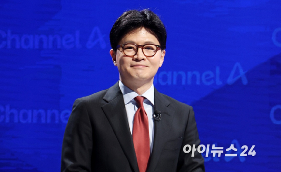 지난달 25일 오후 종로 동아미디어센터 채널A 오픈스튜디오에서 열린 국민의힘 대선 2차 경선TV토론에서 한동훈 예비후보가 방송 시작을 기다리고 있다. [사진=국회사진취재단]