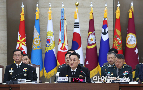 김명수 합참의장이 8일 서울 용산구 합동참모본부에서 열린 국회 국방위원회의 합동참모본부 등에 대한 국정감사에서  의원들의 질의에 답하고 있다. [사진=국회사진취재단]