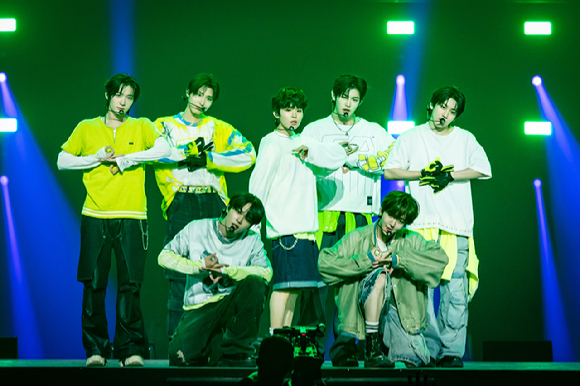 그룹 킥플립이 지난 9일 일본 지바현 마쿠하리 멧세에서 개최된 '케이콘 재팬 2025(KCON JAPAN 2025)' 엠카운트다운 무대에서 열띤 공연을 펼치고 있다. [사진=CJ ENM]