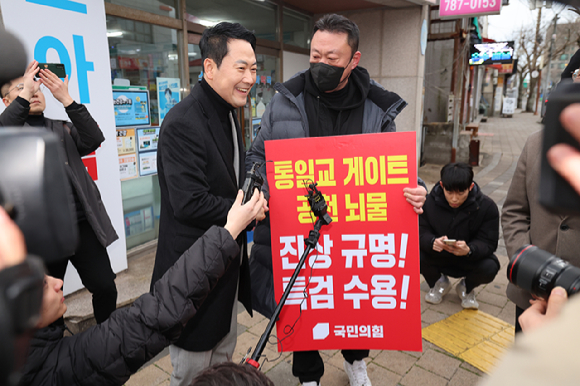  국민의힘 장동혁 대표가 6일 오전 제주 서귀포시 표선면 거리에서 통일교&middot;공천 특검 등을 요구하며 피켓시위를 하는 당원을 만나고 있다. 2026.2.6 [사진=연합뉴스]