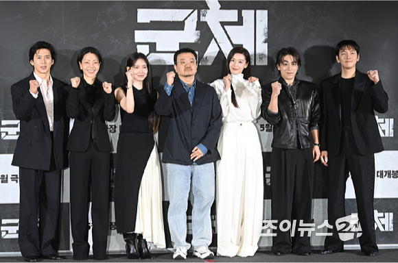 배우 고수, 김신록, 신현빈, 연상호 감독, 배우 전지현, 구교환, 지창욱이 6일 오전 서울 용산구 CGV 용산아이파크몰에서 열린 영화 '군체' 제작보고회에서 포토타임을 갖고 있다. [사진=곽영래 기자]