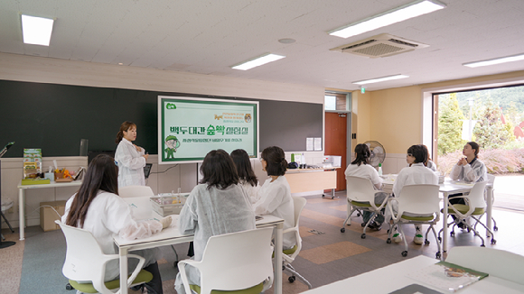 국립백두대간수목원 교육강사가 강의하고 있다. [사진=국립백두대간수목원]