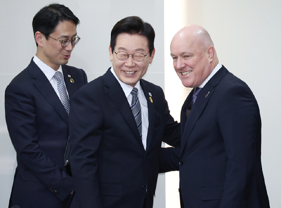 이재명 대통령과 크리스토퍼 럭슨 뉴질랜드 총리가 30일 경북 경주 APEC 정상회의장에서 열린 양자회담에서 인사 후 자리로 향하고 있다. 2025.10. 30 [사진=연합뉴스]