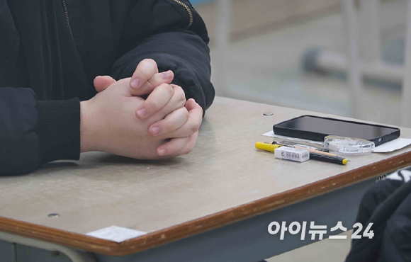 2026학년도 대학수학능력시험이 실시된 13일 오전 서울 용산구 용산고등학교에서 수험생들이 시험 준비를 하고 있다. [사진=사진공동취재단]