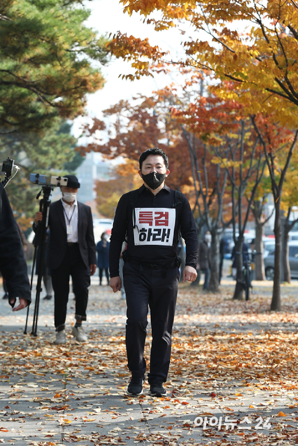 대장동 의혹 특검 수용을 촉구하며 1인 도보 시위에 나선 국민의힘 원희룡 대선 경선 후보가 2일 오전 경기도 성남 분당구 성남시청 앞을 지나고 있다.[사진=국회사진취재단]