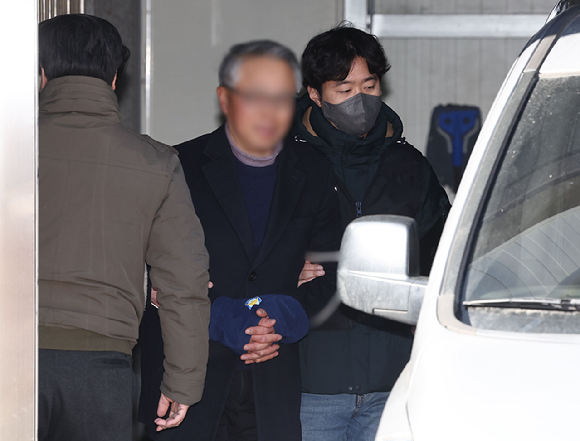 서울서부지법에서 벌어진 폭력 집단난동 사태에 가담한 사랑제일교회 특임전도사 윤모씨가 5일 오후 서부지법에서 열리는 구속 전 피의자 심문(영장실질심사) 출석을 위해 서울 마포경찰서를 나서고 있다. 2025.2.5 [사진=연합뉴스]