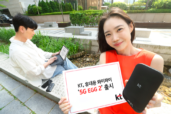 모델들이 KT 휴대용 와이파이 '5G EGG(애그) 2'를 소개하고 있다. [사진=KT]