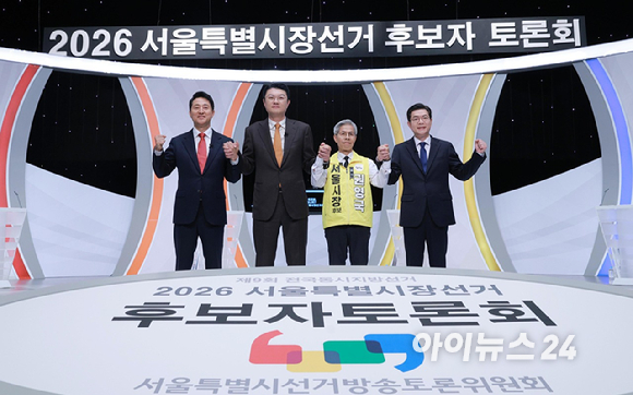 6.3 지방선거 서울시장 후보인 오세훈 국민의힘 후보(왼쪽부터), 김정철 개혁신당 후보, 권영국 정의당 후보, 정원오 더불어민주당 후보가 28일 서울 마포구 SBS프리즘타워에서 열린 제9회 전국동시지방선거 서울시장 후보 초청 토론회에 앞서 기념촬영을 하고 있다. [사진=정소희 기자]