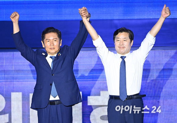 정청래 더불어민주당 신임 대표와 황명선 신임 최고위원이 2일 경기 고양시 킨텍스에서 열린 제2차 임시전국당원대회에서 기념 촬영을 하고 있다. [사진=곽영래 기자]