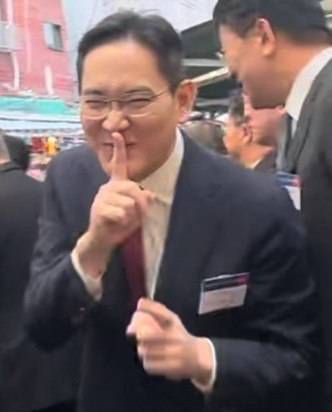 윤석열 대통령이 6일 부산 중구 깡통시장을 방문해 이재용 삼성전자 회장에게 빈대떡을 나눠주고 있다. 2023.12.06. [사진=대통령실통신사진기자단]