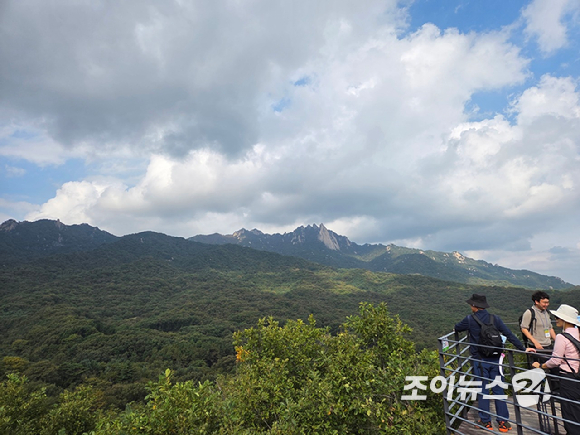 25일 오전 9시 북한산 국립공원 우이분소(백운천 휴게공간)에서 고품격 엔터테인먼트 경제지 조이뉴스24(대표 이창호)가 개최하는 '브브걸 민영과 함께 하는 팬트레킹-제12회 희망찾기 등산&middot;트레킹 교실'(이하 트레킹교실)'이 열렸다. 북한산 쌍둥이전망대에서 가을 정취를 만끽 중인 참가자들. [사진=이미영 기자]