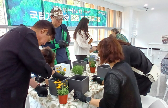 한국수목장문화진흥재단 국립 기억의숲이 '유가족 대상 정원치유 프로그램'을 운영했다. [사진=한국수목장문화진흥재단/산림청]