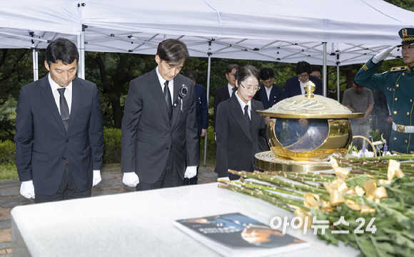 조국 조국혁신당 전 대표가 18일 서울 동작구 국립서울현충원 내 김대중 전 대통령 묘역을 찾아 참배를 하고 있다. [사진=곽영래 기자]