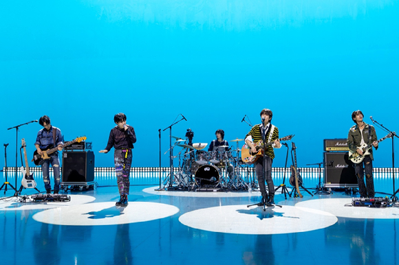 밴드 하이파이유니콘이 새 싱글 앨범 'Teenage Blue (Korean ver)'(틴에이지 블루, 한국 버전) 발매 기념 컴백 쇼케이스를 통해 팬들을 만나고 있다. [사진=FNC엔터테인먼트]