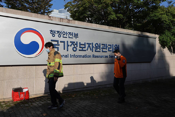 27일 대전 유성구 국가정보자원관리원 인근에서 현장 통제가 이뤄지고 있다. [사진=연합뉴스]