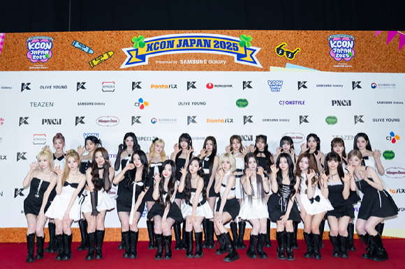 그룹 트리플에스가 지난 9일 일본 지바현 마쿠하리 멧세에서 개최된 '케이콘 재팬 2025(KCON JAPAN 2025)' 레드카펫 행사에서 포즈를 취하고 있다. [사진=CJ ENM]