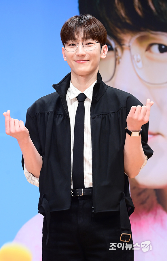 멜로망스 정동환(밴드마스터)이 27일 오전 서울 영등포구 KBS에서 열린 KBS2 뮤직 토크쇼 '더 시즌즈-성시경의 고막남친' 제작발표회에 참석하고 있다. [사진=정소희 기자]