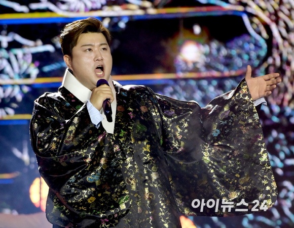 가수 겸 성악가 김호중이 30일 오후 경기도 고양시 일산서구 고양체육관에서 SBS 추석특집쇼 '김호중의 한가위 판타지아' 무대 리허설을 갖고 있다. 왼쪽은 테너로 '넬라 판타지아'를 부르는 모습과 오른쪽은 트로트 '때'를 부르는 모습. [사진=정소희 기자]