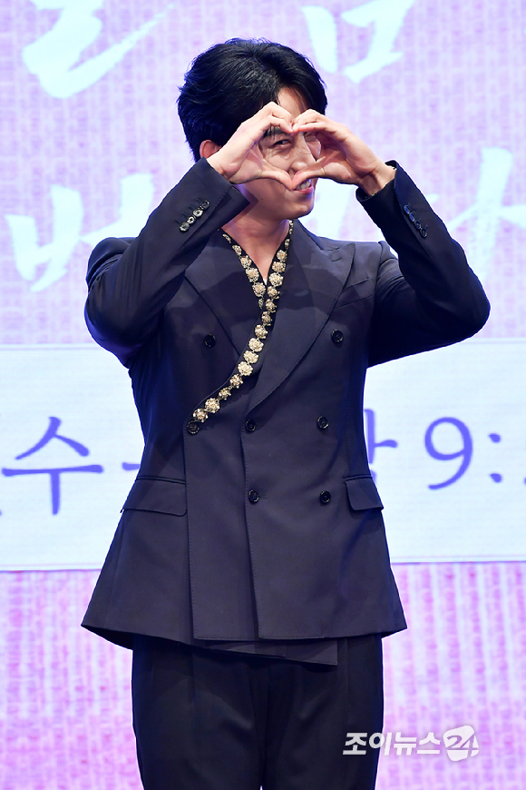 그룹 2PM 옥택연이 11일 오후 서울 구로구 신도림동 더세인트에서 진행된 KBS2 새 수목드라마 '남주의 첫날밤을 가져버렸다' 제작발표회에 참석해 포즈를 취하고 있다. [사진=문수지 기자]