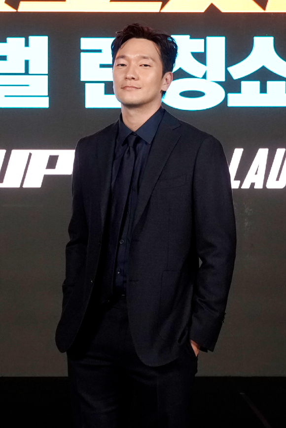 배우 손석구가 22일 온라인으로 진행된 영화 '범죄도시2' 글로벌 런칭쇼에 참석해 포즈를 취하고 있다. [사진=에이비오엔터테인먼트]