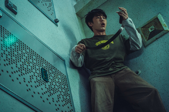 배우 이재욱이 넷플릭스 시리즈 '꿀알바'에서 열연하고 있다. [사진=넷플릭스]