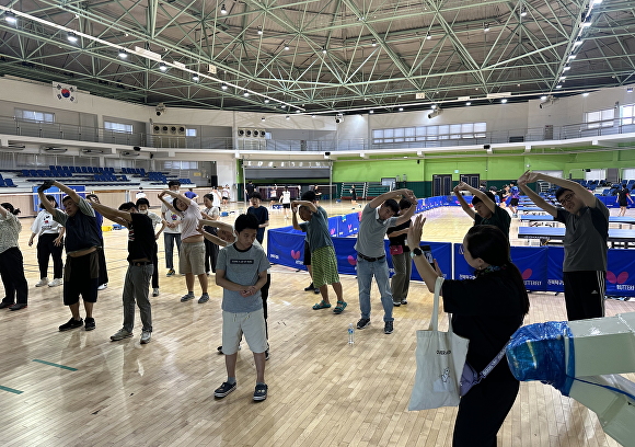 국립군산대학교의 학교 체육시설이 지역사회에 개방돼 주민들이 운동을 하고 있다. [사진=국립군산대 ]