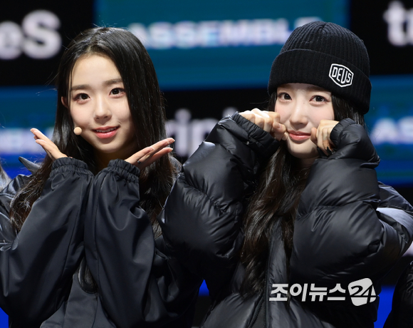 그룹 트리플에스 김채연과 김유연이 13일 오후 서울 용산구 한남동 블루스퀘어 마스터카드홀에서 열린 트리플에스(tripleS) 10인조 디멘션 첫 앨범 '어셈블(ASSEMBLE)' 발매 쇼케이스에 참석하고 있다. [사진=정소희 기자]