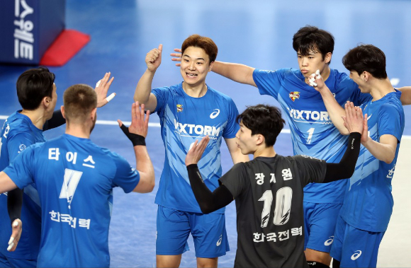 한국전력 선수들이 28일 열린 현대캐피탈과 플레이오프 3차전 도중 공격 성공 후 환호하고 있다. [사진=발리볼코리아닷컴]