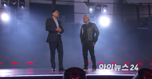 레노버의 양 위안칭 회장이 6일(현지시간) 미국 라스베이거스 스피어에서 CES 2026 기조연설을 하고 있다. [사진=박지은 기자]