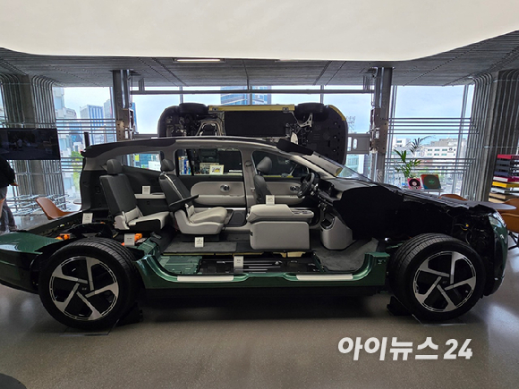 현대모터스튜디오 서울에 전시된 차세대 전동화 비전 'RN24 롤링랩'. [사진=김종성 기자]