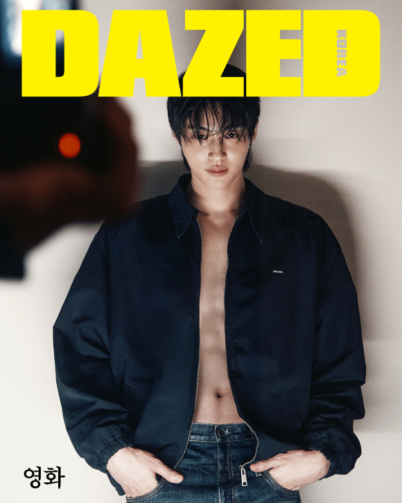배우 변우석이 화보 촬영에서 포즈를 취하고 있다. [사진=데이즈드]