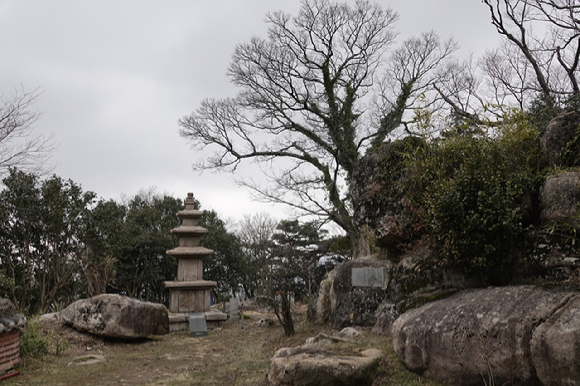 두륜산 너른 절마당과 두룬산. [사진=박성기]