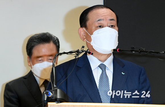 황재복 SPC그룹 대표이사 사장이 21일 서울 서초구 남부순환로 SPC그룹 양재사옥에서 열린 계열사 SPL 발생사고 관련 대국민 사과 기자회견에서 재발방지 대책안을 발표하고 있다. [사진=김성진 기자]