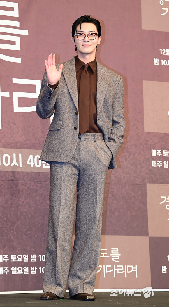 배우 박서준이 4일 오후 서울 구로구 더링크서울 트리뷰트포트폴리오 호텔에서 열린 JTBC 새 토일드라마 '경도를 기다리며' 제작발표회에 참석하고 있다. [사진=정소희 기자]