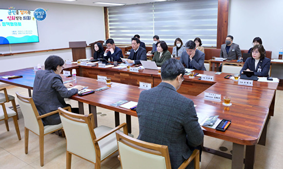 지난 1일 윤순옥 의장이 열린의회실에서 집행기관과 2월 정책협의회를 개최하고 있다. [사진=양평군의회]