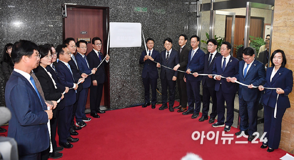 더불어민주당 김민석 당대표와 한병도 원내대표 등 참석자들이 6일 서울 여의도 국회에서 열린 국정감사 종합상황실 현판식에서 현판을 제막하고 있다. [사진=곽영래 기자]