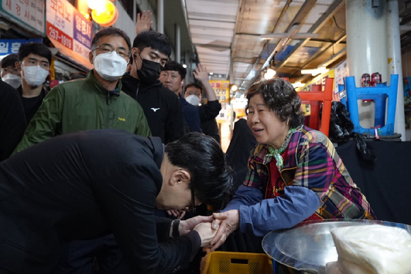 지난달 25일 오후 종로 동아미디어센터 채널A 오픈스튜디오에서 열린 국민의힘 대선 2차 경선TV토론에서 한동훈 예비후보가 방송 시작을 기다리고 있다. [사진=국회사진취재단]
