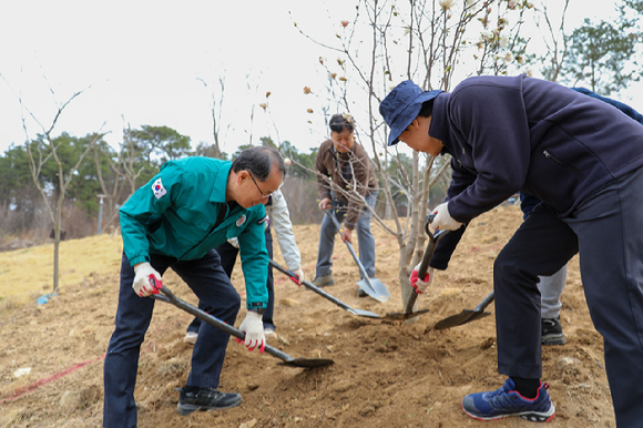 산림청 한국산림복지진흥원은 제81회 식목일을 기념하여 식목행사를 한국산림복지진흥원 산림복지종합교육센터에서 개최했다 [사진=산림청 ]